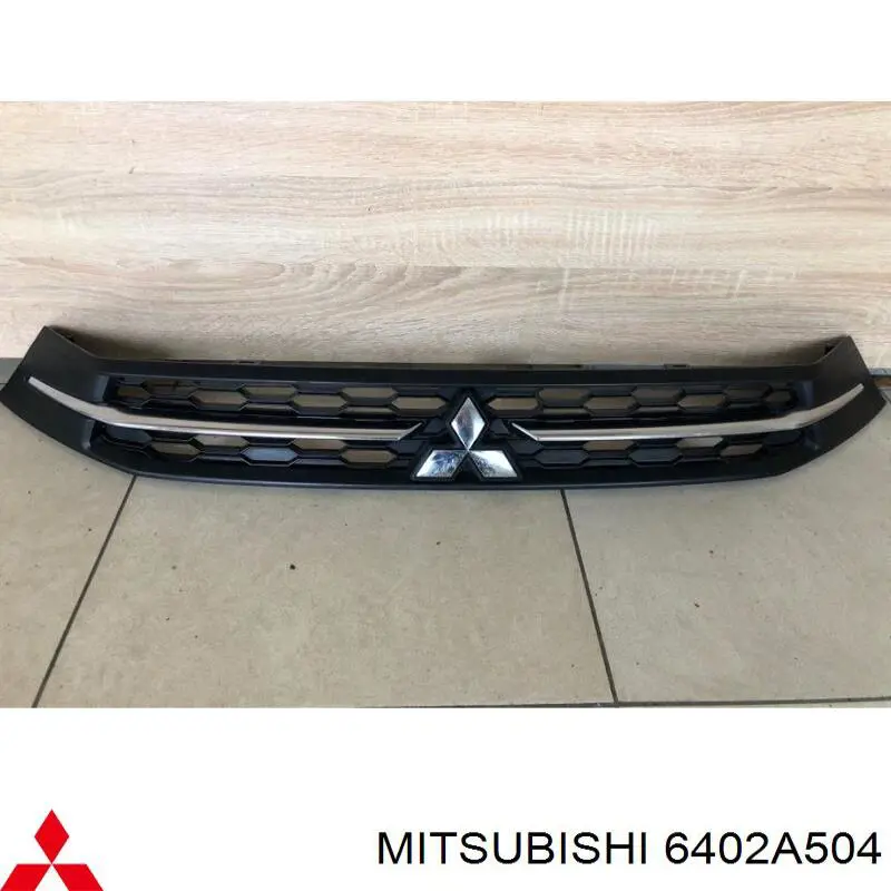 Rejilla superior del parachoques delantero 6402A504 Mitsubishi