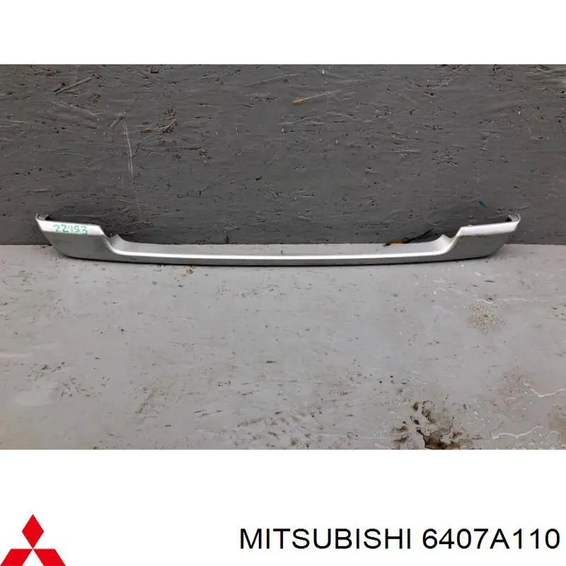 Listón embellecedor/protector, parachoques delantero central para Mitsubishi Pajero (KH)
