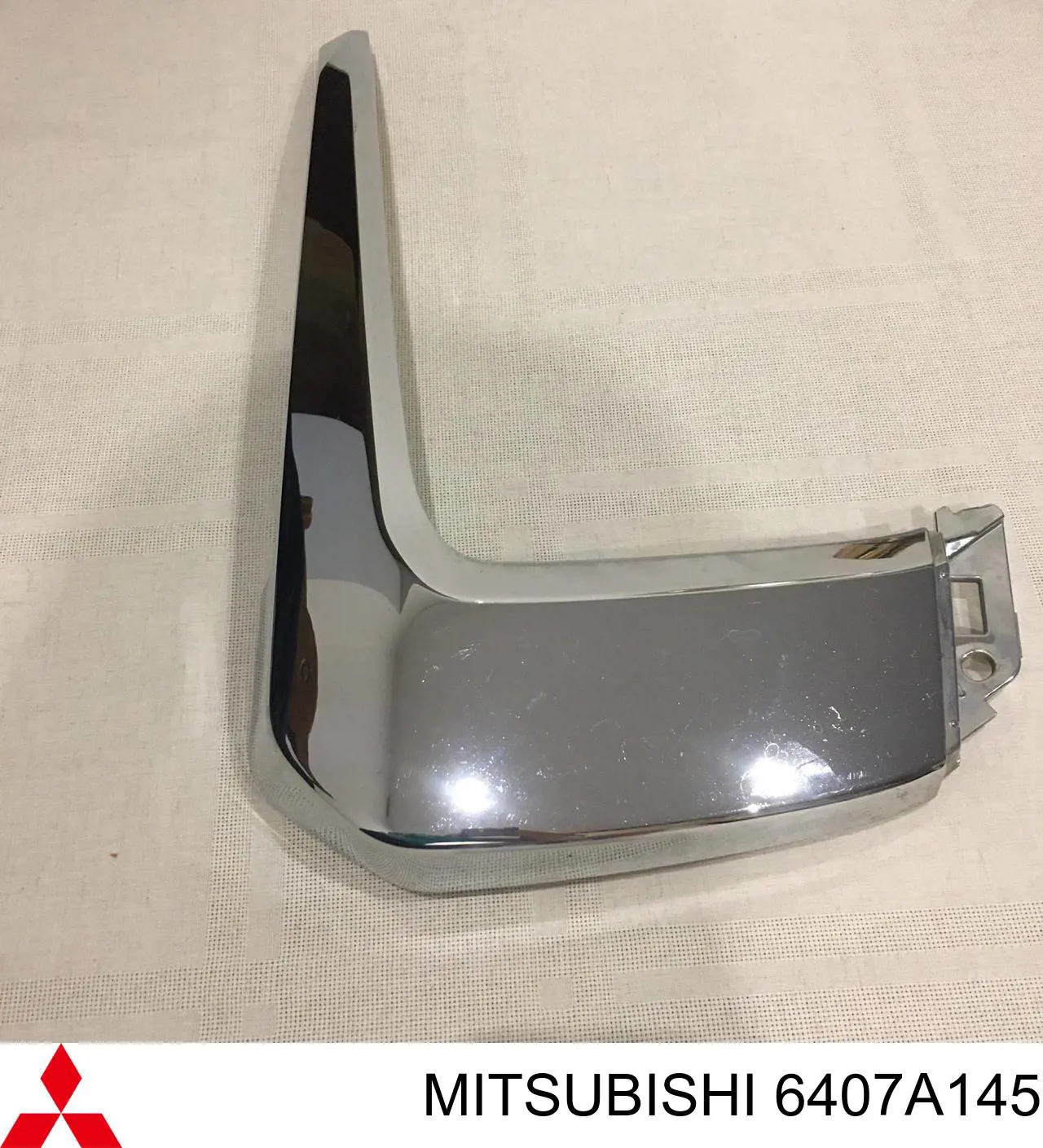 6407A145 Mitsubishi moldura de parachoques delantero izquierdo