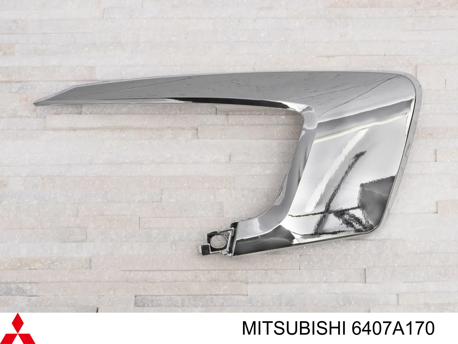 6407A170 Mitsubishi Embellecedor de faro antiniebla derecho