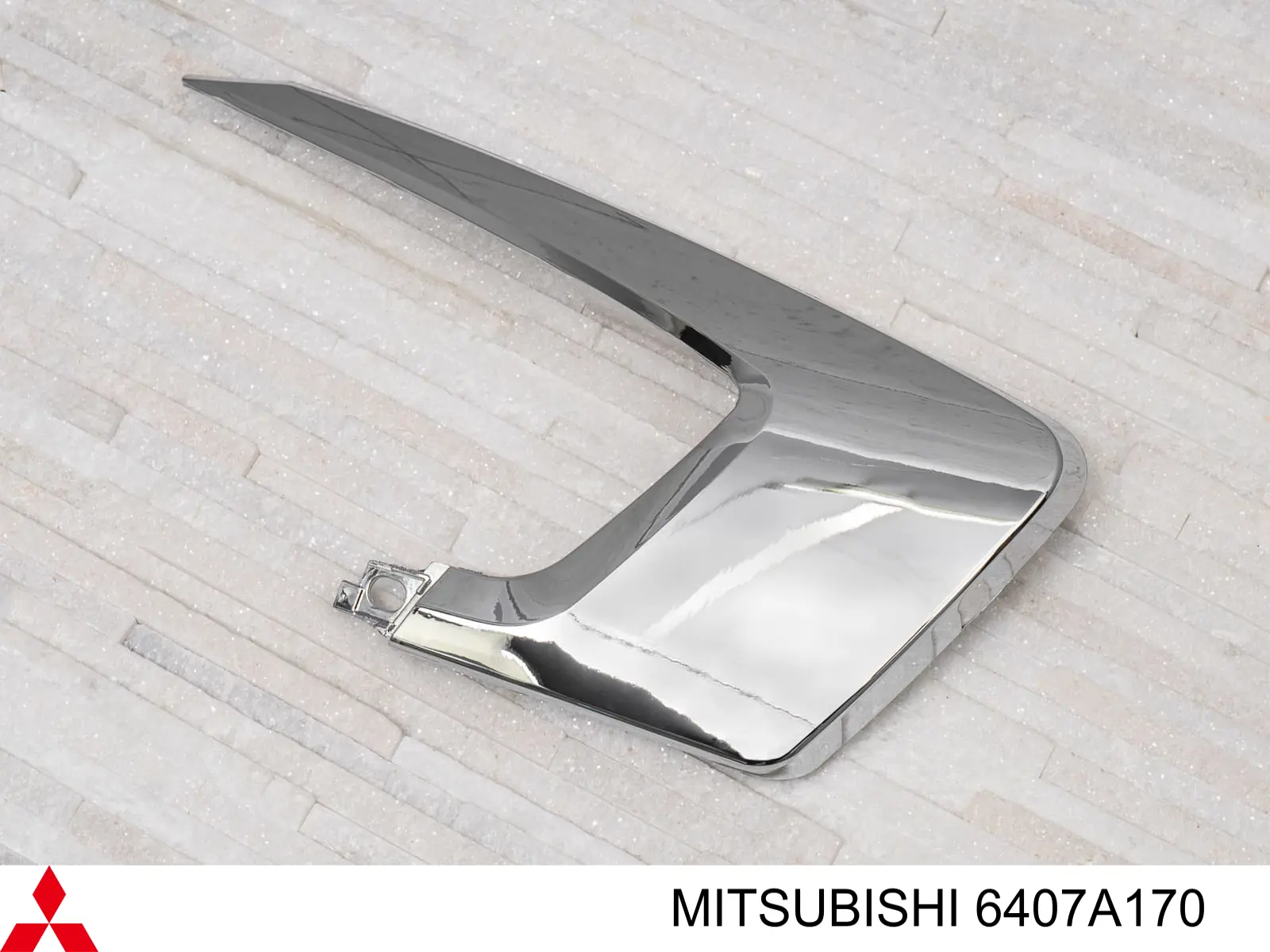Embellecedor de faro antiniebla derecho Mitsubishi 6407A170 precio, desde 31,29 EUR