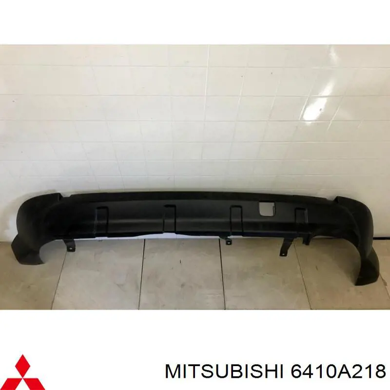 6410A218RB Mitsubishi Paragolpes trasero, parte derecha