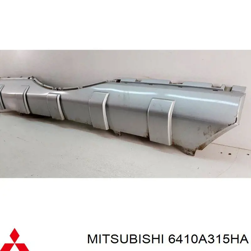 6410A579 Mitsubishi parachoques trasero, parte central