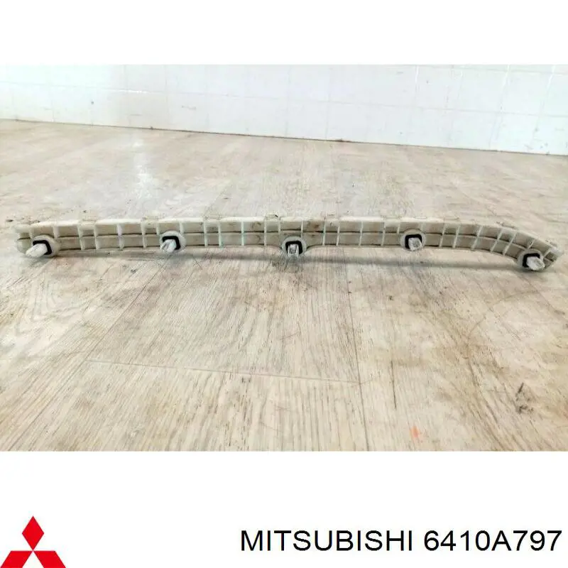 6410A797 Mitsubishi soporte de parachoques trasero exterior izquierdo