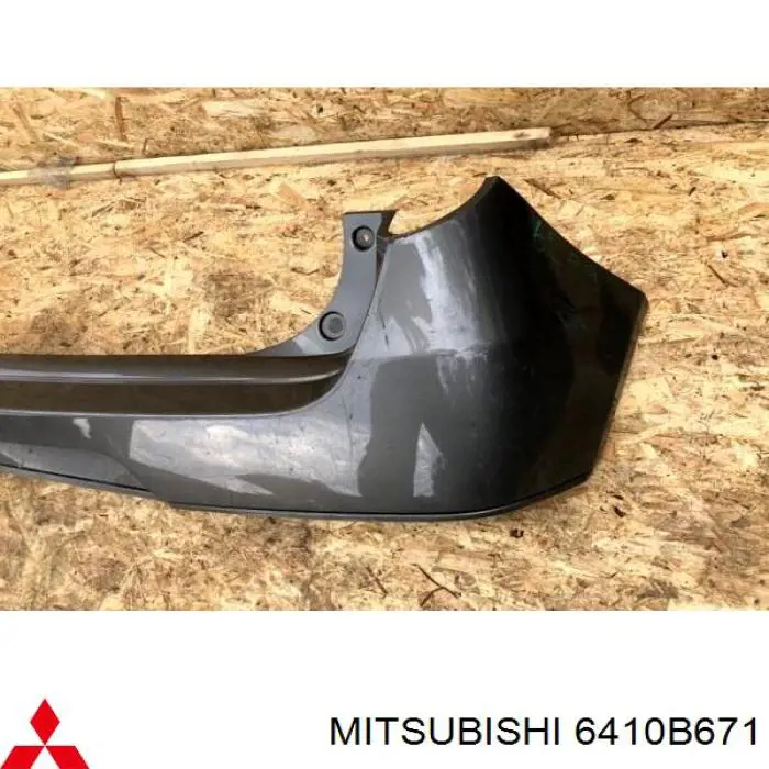 Parachoques trasero 6410D000 Mitsubishi