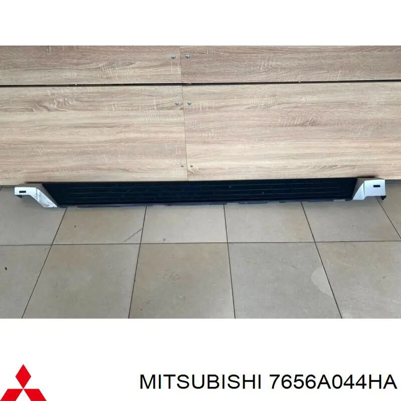 Comprar 7656A044HA Mitsubishi Cubierta de estribo