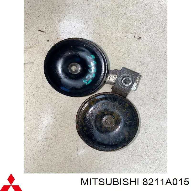 8211A015 Mitsubishi bocina
