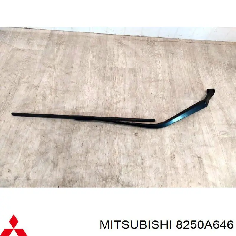 8250A646 Mitsubishi brazo del limpiaparabrisas, lavado de parabrisas, luna delantera