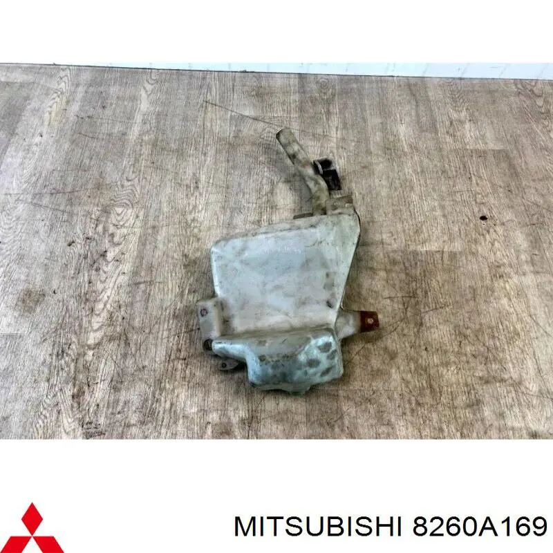8260A169 Mitsubishi depósito de agua del limpiaparabrisas