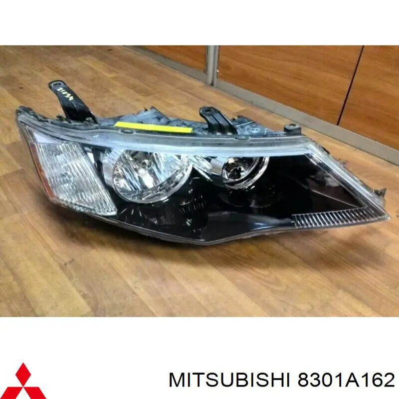 8301A162 Mitsubishi Luz derecha
