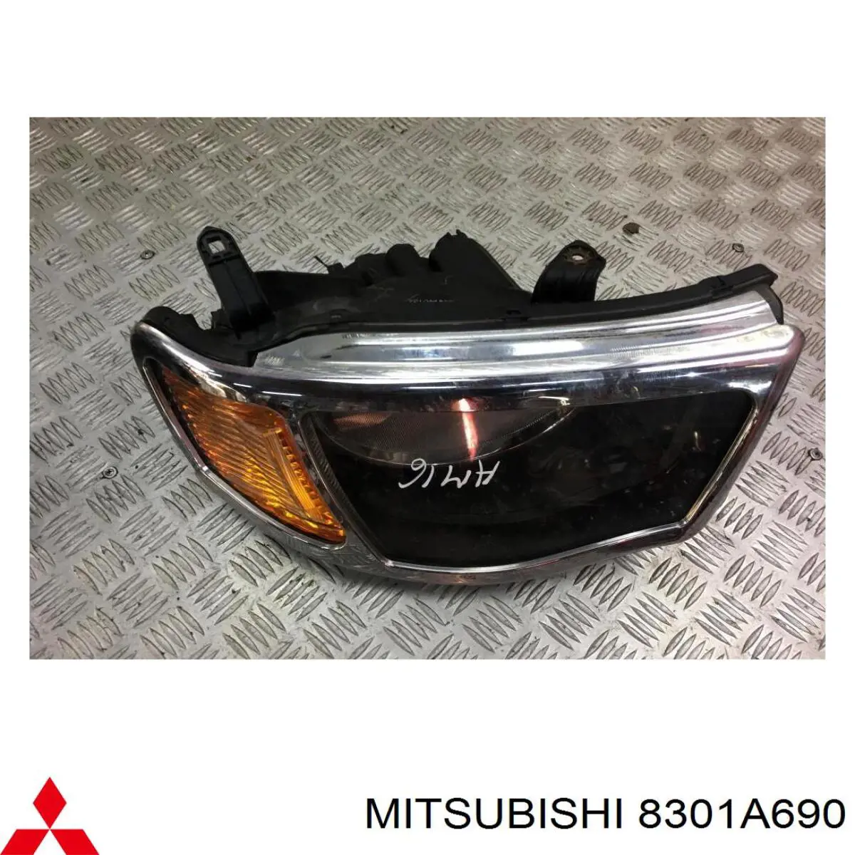 8301A690 Mitsubishi faro derecho