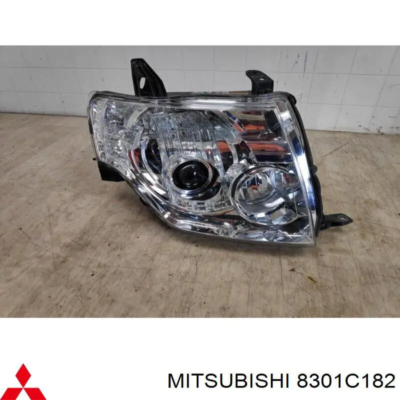 Comprar 8301C182 Mitsubishi Faro derecho