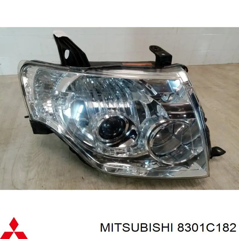 8301C182 Mitsubishi faro derecho