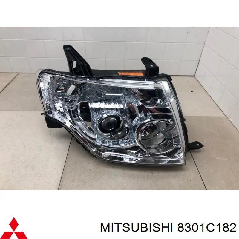 Faro derecho 8301C182 Mitsubishi