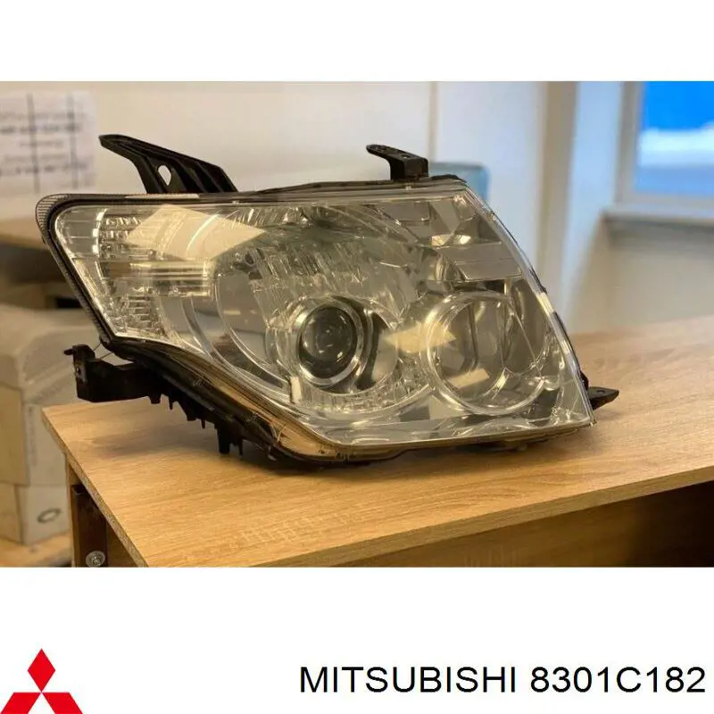 8301C182 Mitsubishi Luz derecha