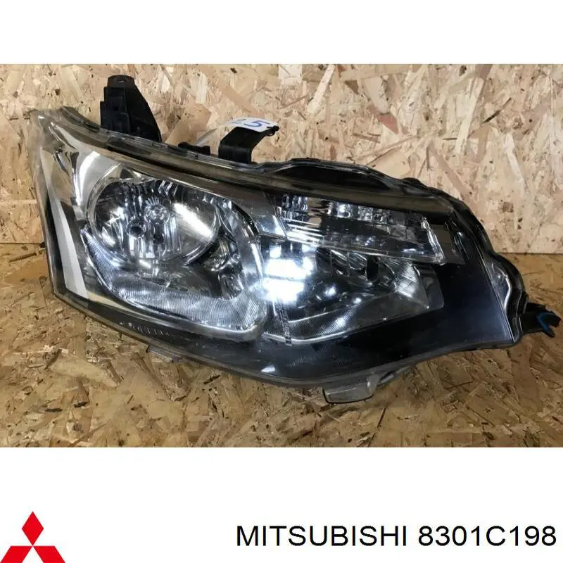 8301C198 Mitsubishi Luz derecha