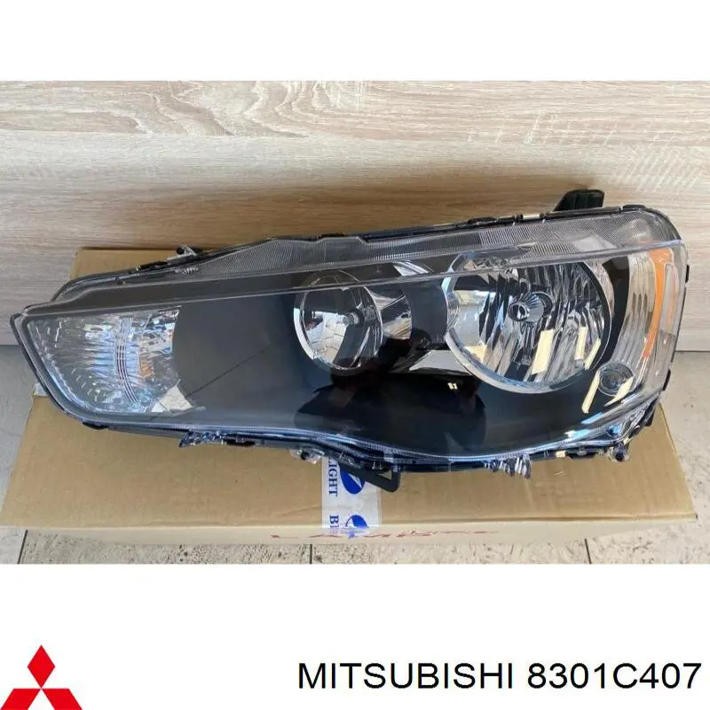 8301C407 Mitsubishi faro izquierdo