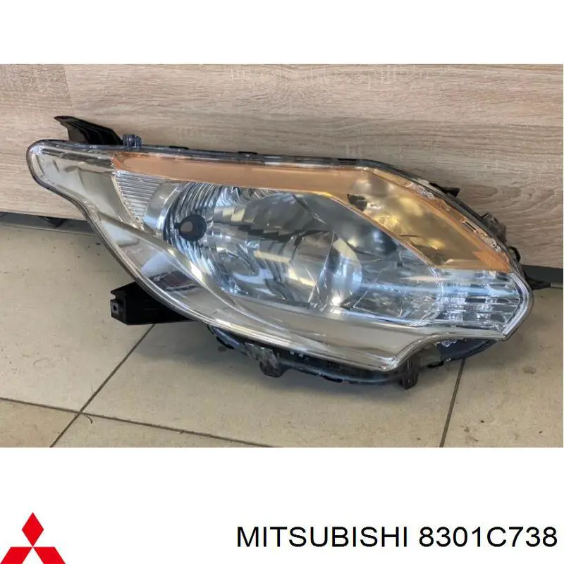8301C738 Mitsubishi Luz derecha