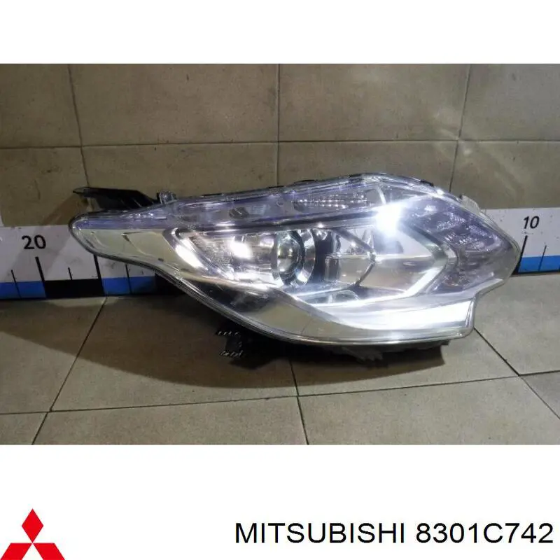 8301C742 Mitsubishi Luz derecha