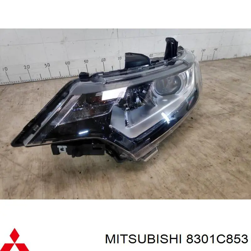 8301C853 Mitsubishi faro izquierdo