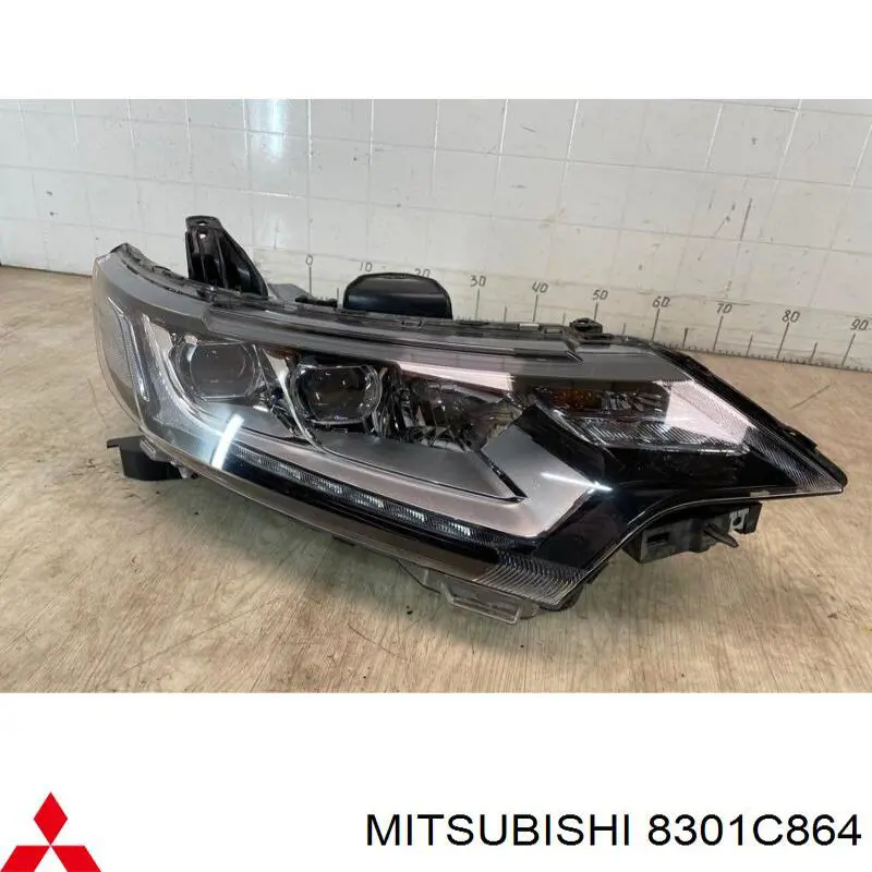 8301C864 Mitsubishi Luz derecha