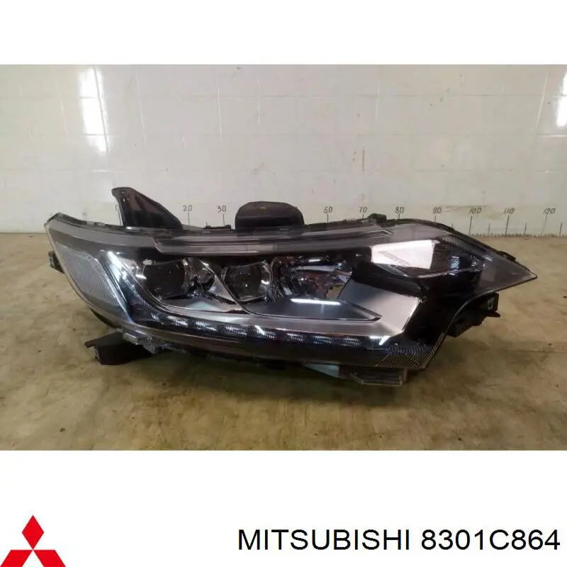 Faro derecho Mitsubishi 8301C864 precio, desde 504,51 EUR