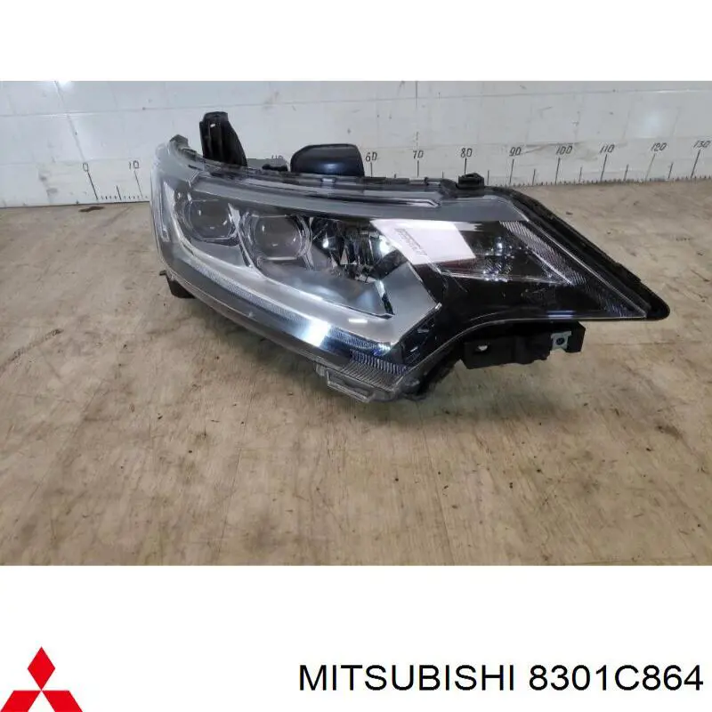 8301C864 Mitsubishi faro derecho