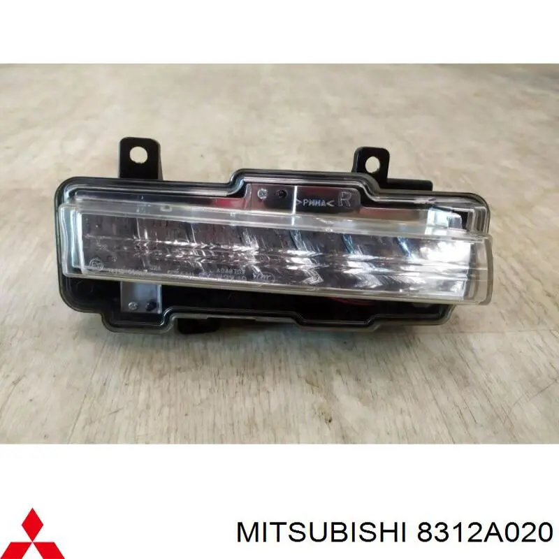 Luz diurna derecha para Mitsubishi Pajero (V80)