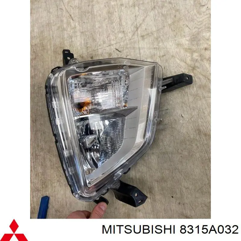 8315A032 Mitsubishi faro antiniebla derecho