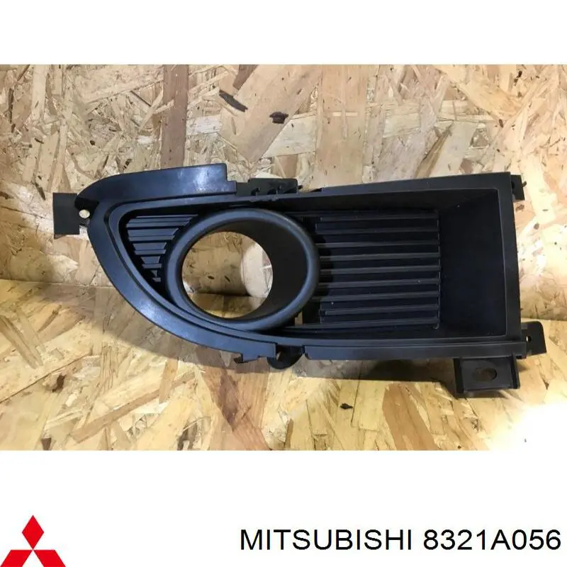 8321A056 Mitsubishi rejilla de antinieblas delantera derecha