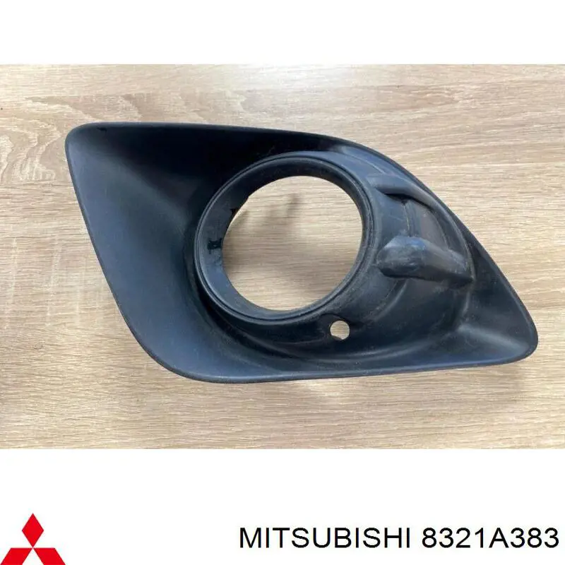 Comprar 8321A383 Mitsubishi Embellecedor de faro antiniebla izquierdo