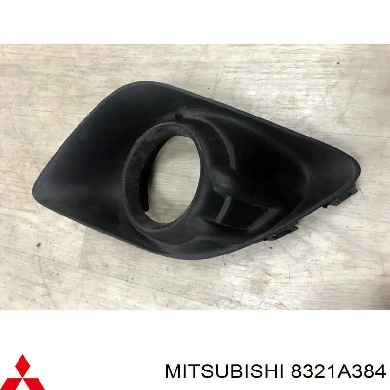 8321A384 Mitsubishi embellecedor, faro antiniebla derecho