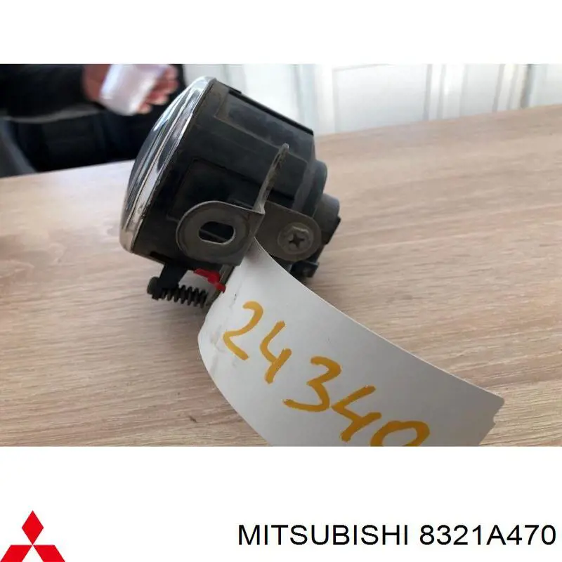 Faro antiniebla izquierdo / derecho para Mitsubishi Pajero (V80)