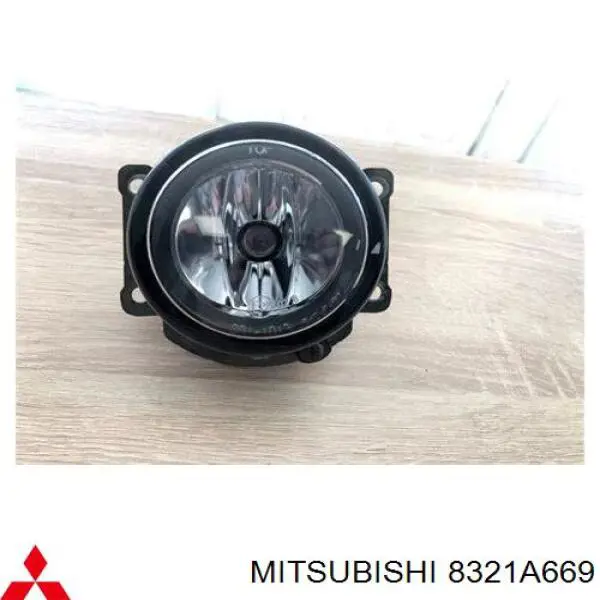 Comprar 8321A669 Mitsubishi Faro antiniebla izquierdo / derecho