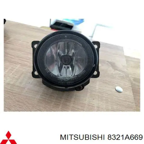 Faro antiniebla izquierdo y derecho 8321A669 Mitsubishi
