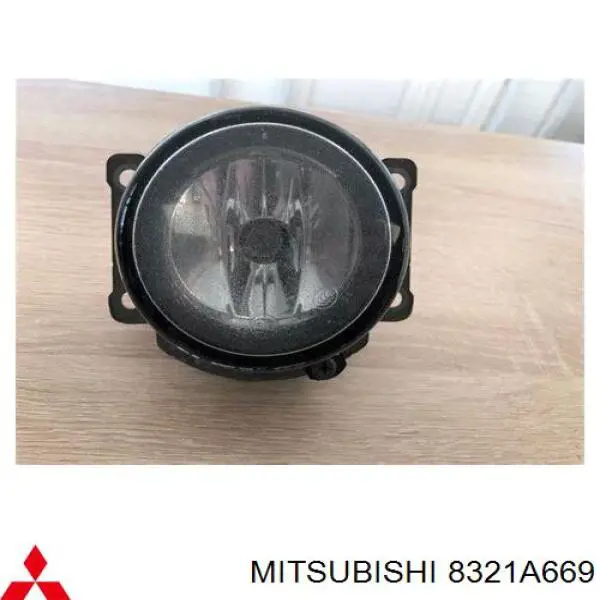 Faro antiniebla Mitsubishi 8321A669