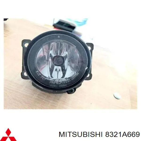 8321A669 Mitsubishi Luz antiniebla