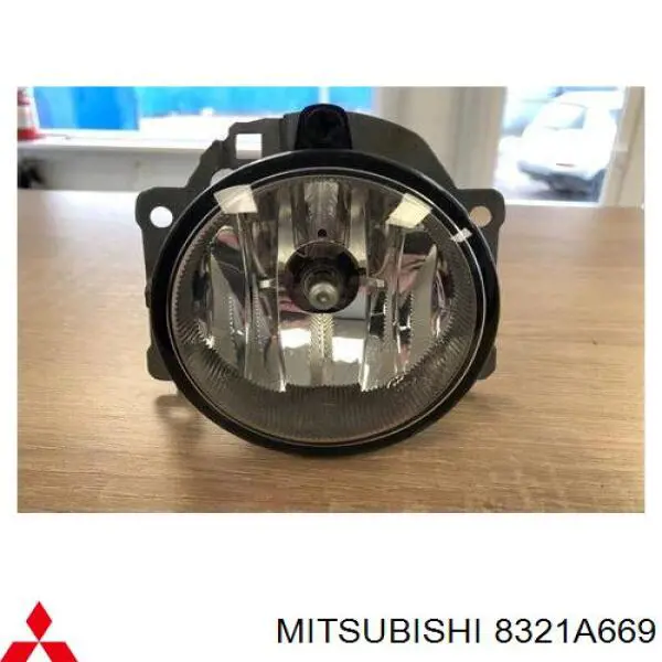 Faro antiniebla universal Mitsubishi 8321A669 precio, desde 103,09 EUR