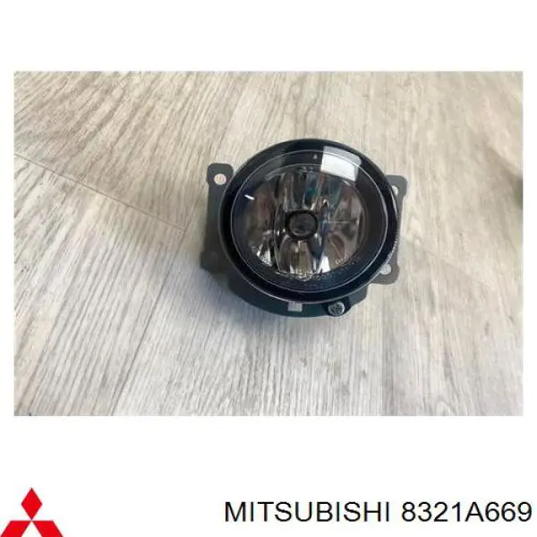 Comprar 8321A669 Mitsubishi Faro antiniebla izquierdo / derecho