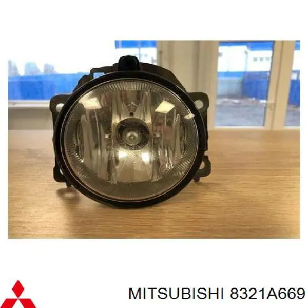 Faro antiniebla izquierdo y derecho 8321A669 Mitsubishi