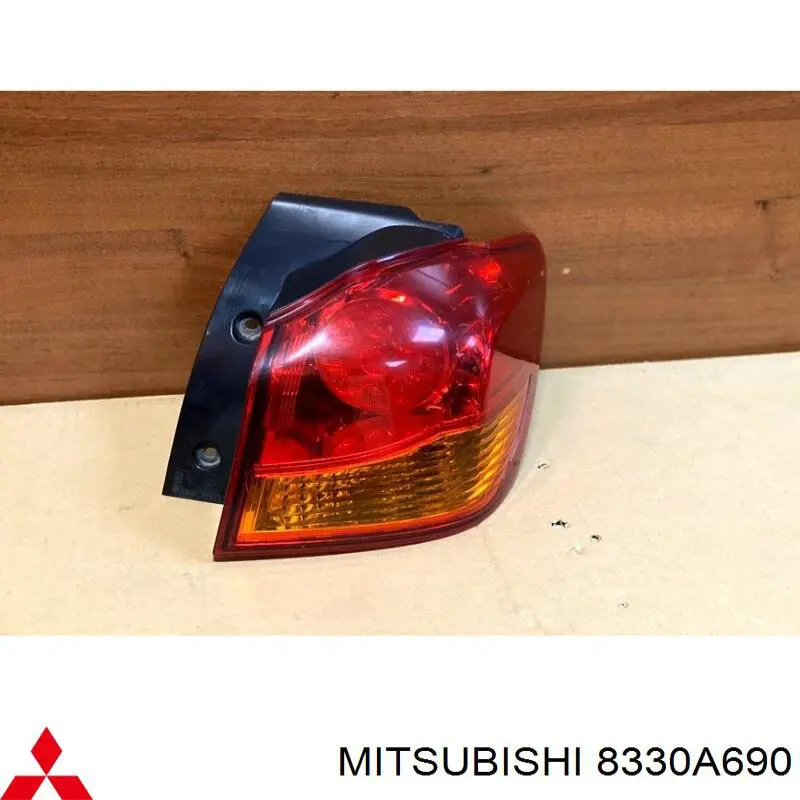 Comprar 8330A690 Mitsubishi Piloto trasero exterior derecho