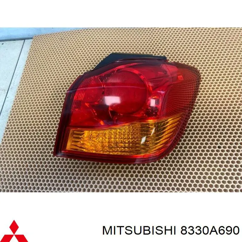 Piloto trasero exterior derecho 8330A690 Mitsubishi