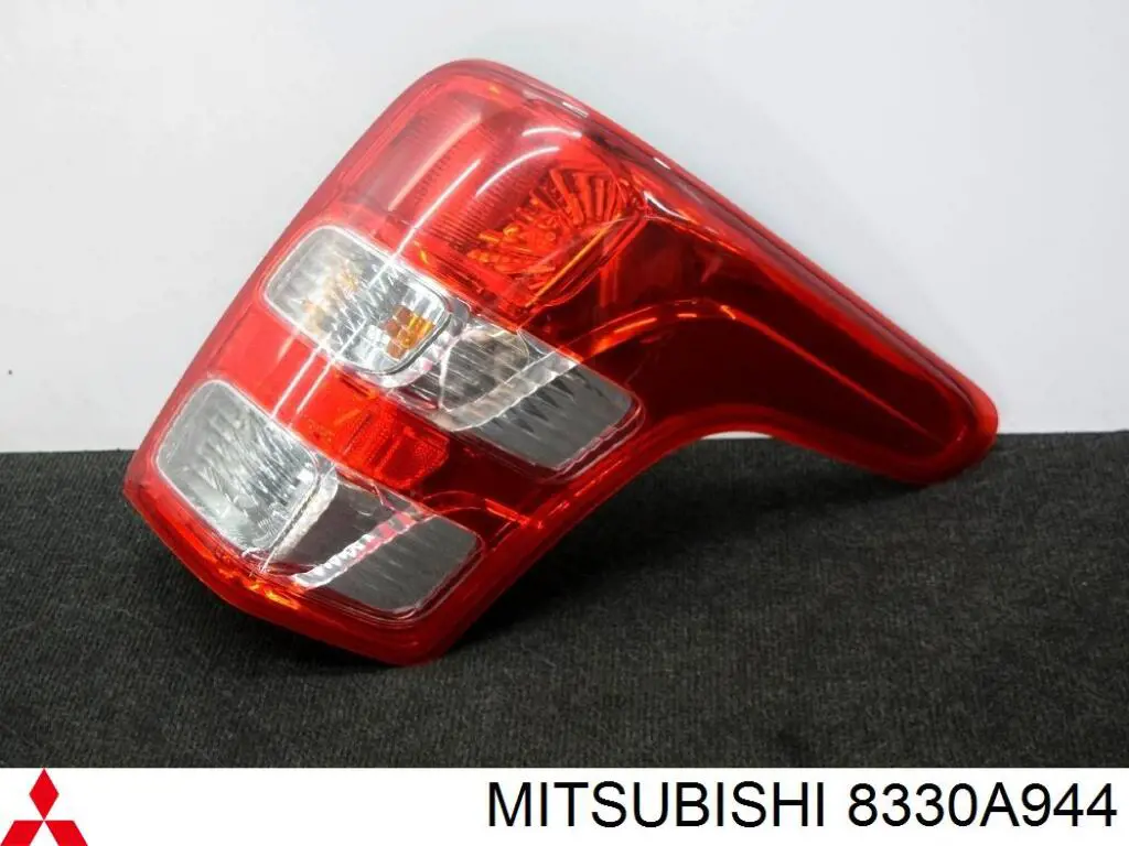 8330A944 Mitsubishi piloto posterior derecho