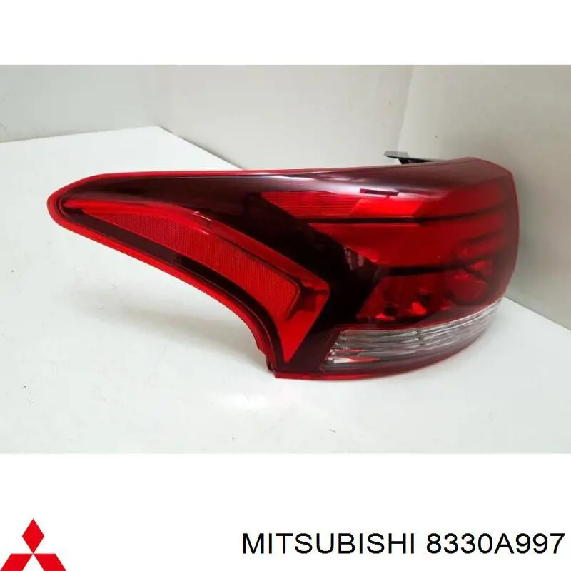 Comprar 8330A997 Mitsubishi Piloto trasero exterior izquierdo