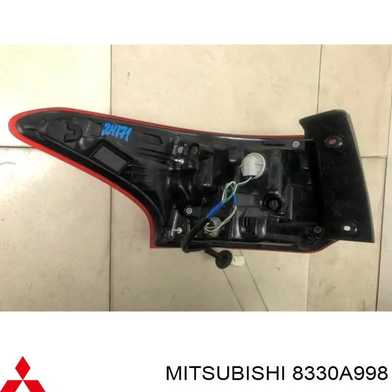 Comprar 8330A998 Mitsubishi Piloto trasero exterior derecho