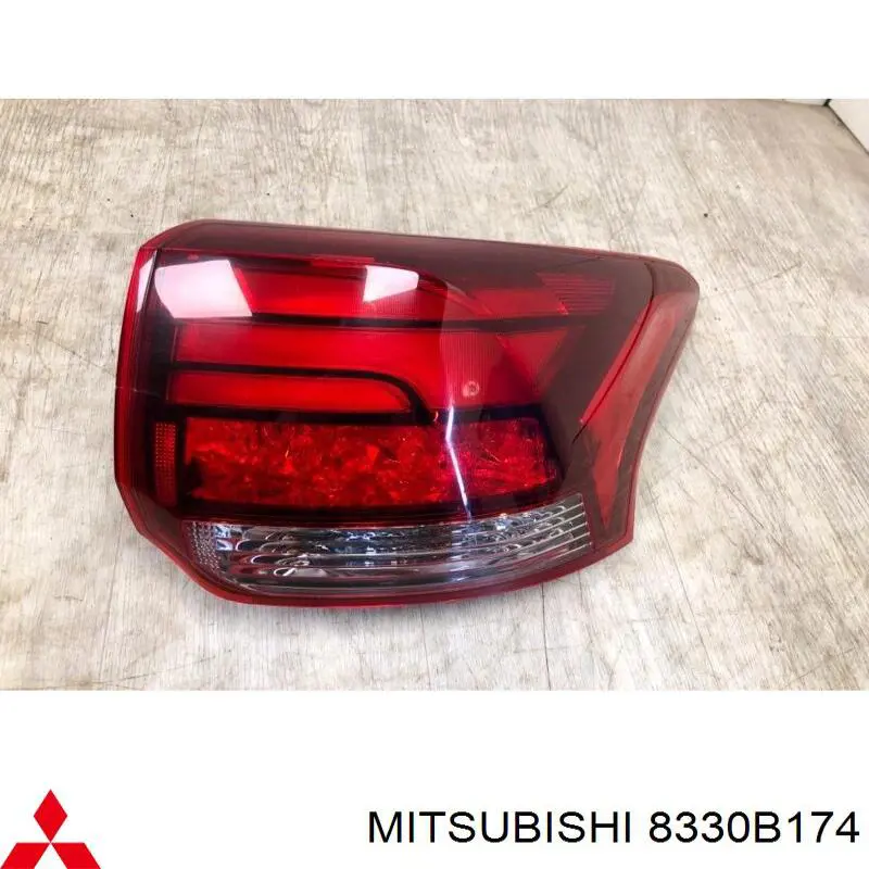 8330B174 Mitsubishi piloto posterior exterior derecho