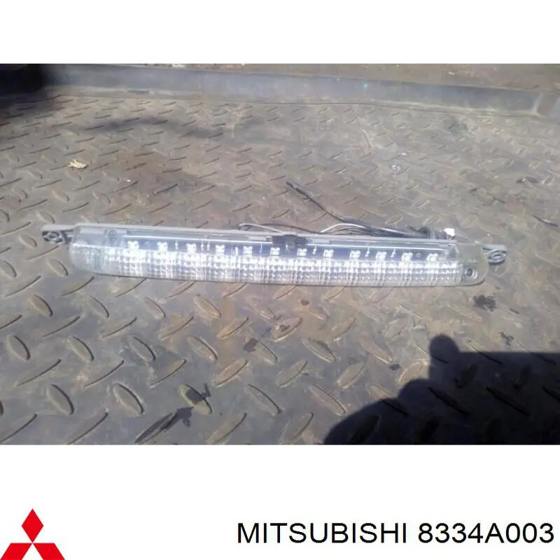 8334A003 Mitsubishi luz de freno adicional