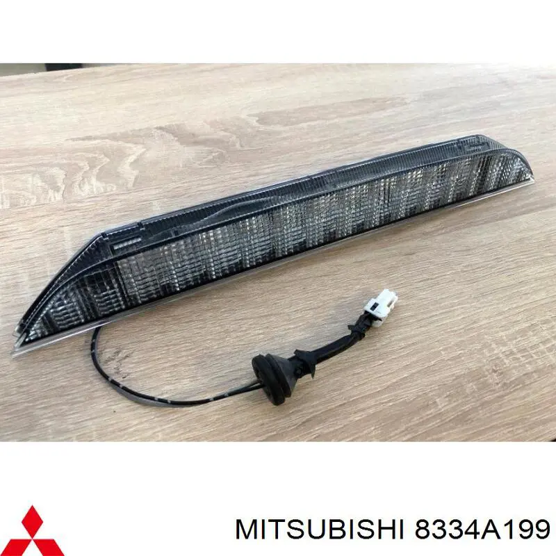 8334A199 Mitsubishi Luz central de freno