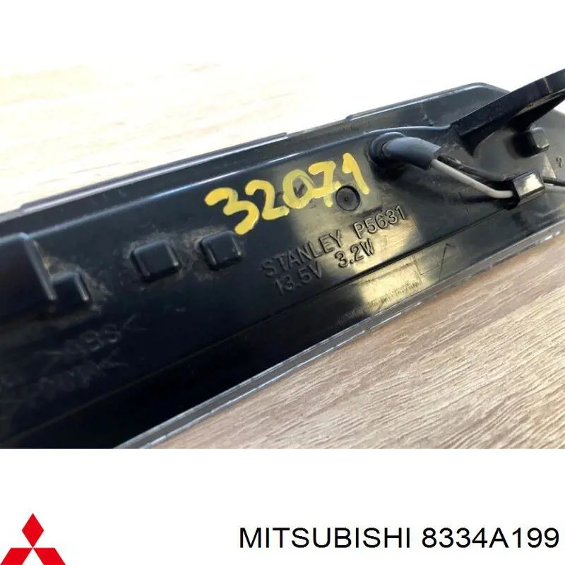 Comprar 8334A199 Mitsubishi Luz de freno trasera adicional 