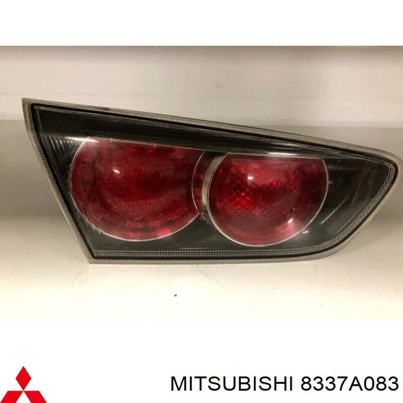 8337A083 Mitsubishi piloto trasero interior izquierdo